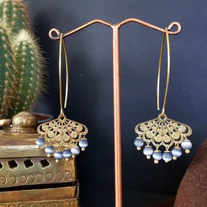 Boucles d'oreilles longues légères lotus oeil de chat bleu