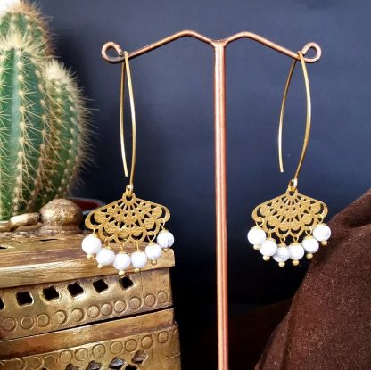 Boucles d'oreilles longues légères Lotus howlite blanche
