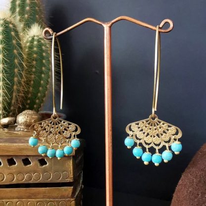 Boucles d'oreilles longues légères lotus howlite bleue