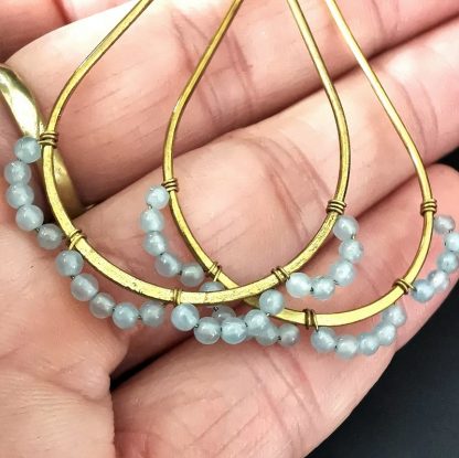 Boucles oreilles goutte pendante Calcedoine bleue details