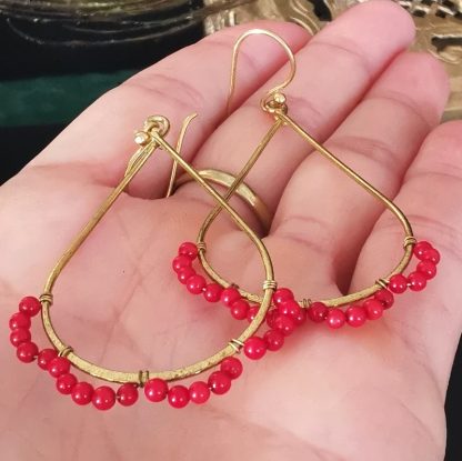 Boucles oreilles goutte pendante corail rouge