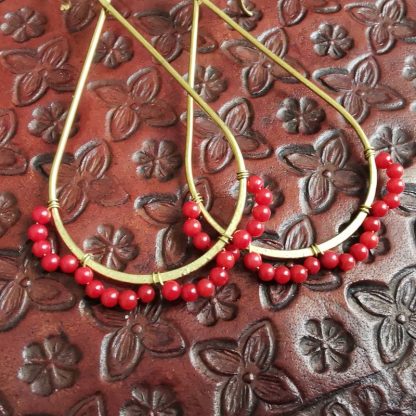 Boucles oreilles goutte pendante corail rouge details