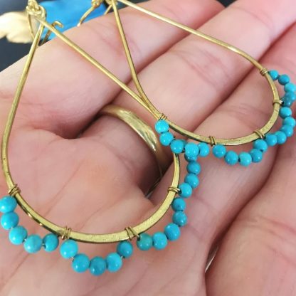 Boucles oreilles goutte pendante howlite details