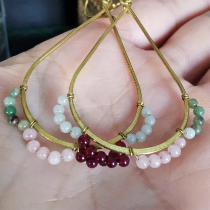 Boucles d'oreilles gouttes pendante multi pierres pastel