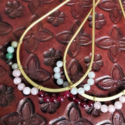Boucles d'oreilles gouttes multi pierres pastel details