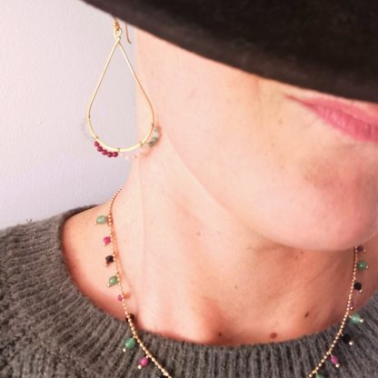 Ras de cou multi pierres et boucles d'oreilles gouttes details