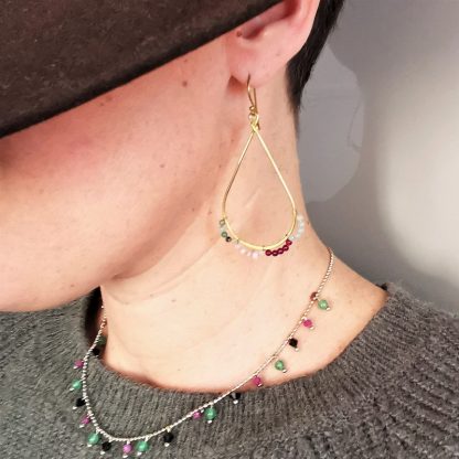 Ras de cou multi pierres et boucles d'oreilles gouttes cote
