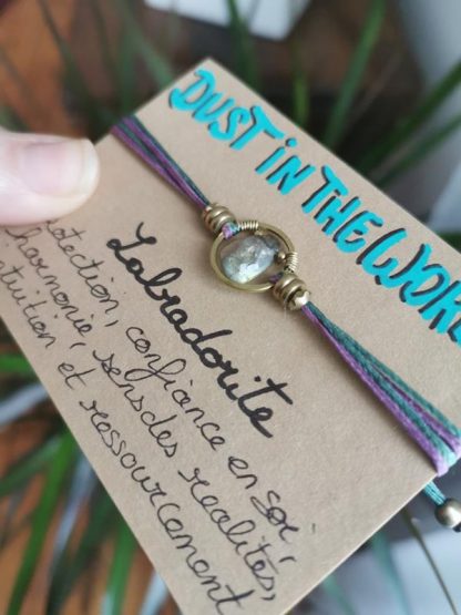 Zoom sur le bracelet labradorite avec cordon vert turquoise et violet, réglable de style ethnique.