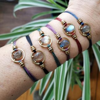 Tous les bracelets maya labradorite avec cordons aux choix et fait main par Dust in the world.