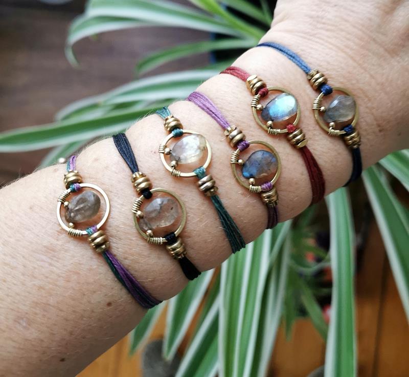Tous les bracelets maya labradorite avec cordons aux choix et fait main par Dust in the world.
