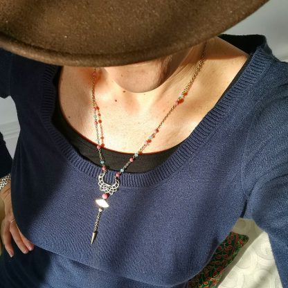 collier taille moyenne lotus géométrie sacrée porté
