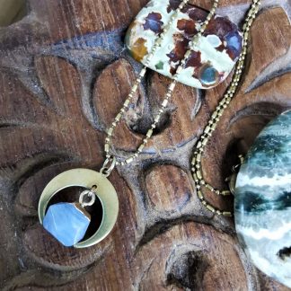 collier Ras de cou lune pierre hexagonale Agate lace bleue