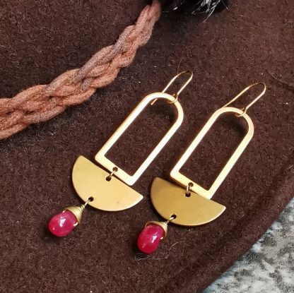 Longues boucles d'oreilles géométriques Jade rubis