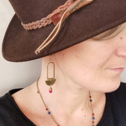 Longues boucles d'oreilles géométriques portrait