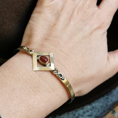 bracelet jonc cornaline réglable porté
