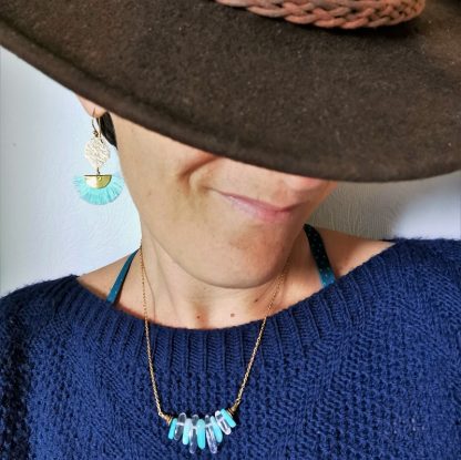 Portrait collier asymétrique et boucles