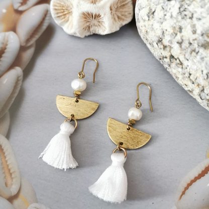 Boucles d'oreilles perles blanches et pompons pendantes