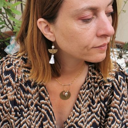 Boucles d'oreilles perles blanches et pompons portrait