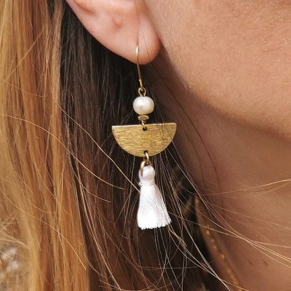 Boucles d'oreilles perles blanches et pompons portées