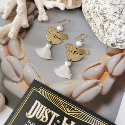 Boucles oreilles lagoon blanche perles eau douce pompon
