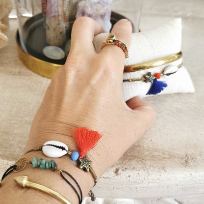 les bracelets accumulation cauri colorés