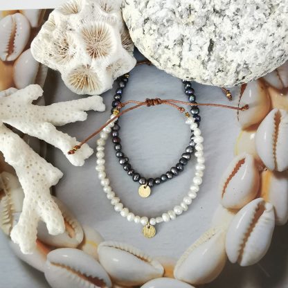 Les bracelets perles naturelles noires & blanches