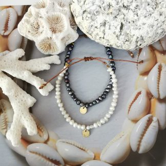 Les bracelets perles naturelles noires & blanches