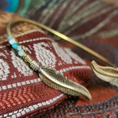 bracelet doré jonc plumes amazonite