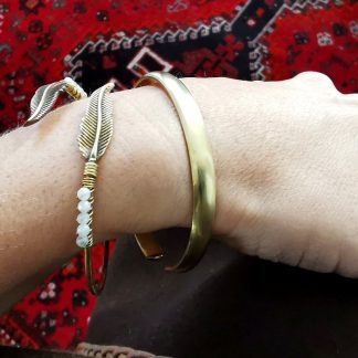 bracelets dorés joncs plumes accumulation