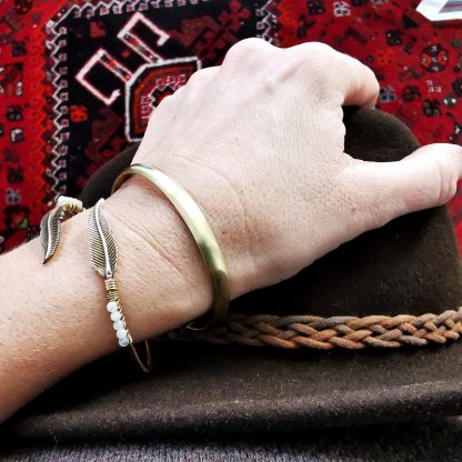 bracelet doré jonc plumes accumulation