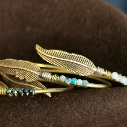 bracelet doré jonc plumes chic
