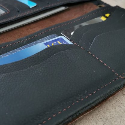 long portefeuille cuir foncé inside cards