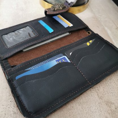 long portefeuille cuir foncé intérieur