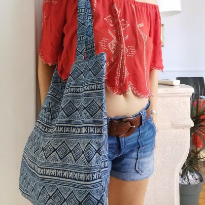 Sac tote bag indigo Hmong porté