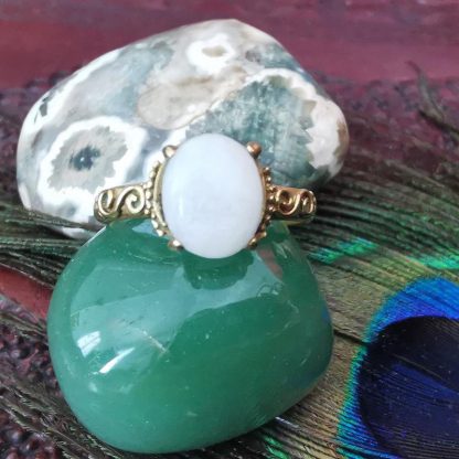 bague cabochon griffes baroque pierre de lune