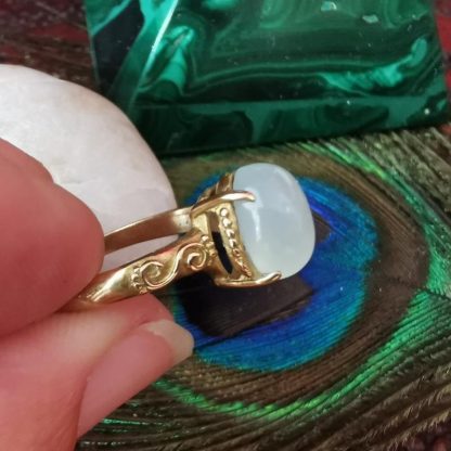 bague cabochon baroque griffes baroque pierre de lune laiteuse opaque