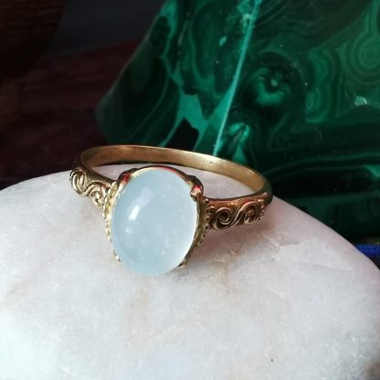 bague cabochon griffes baroque pierre de lune laiteuse opaque