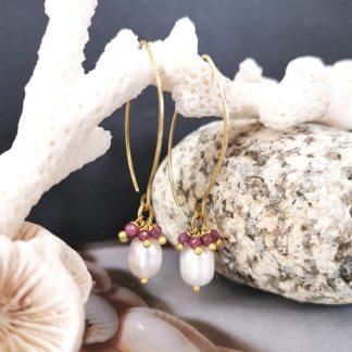 Longues boucles d'oreilles dormeuses perles eau douce et grappes de Rubis