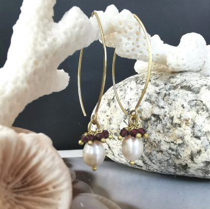 Longues boucles d'oreilles dormeuses perles eau douce et grappes de Grenat