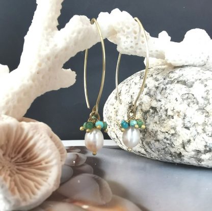 Longues boucles d'oreilles dormeuses perles eau douce et grappes de Turquoise
