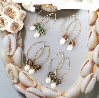 Longues boucles d'oreilles dormeuses perles eau douce et grappes de pierres fines
