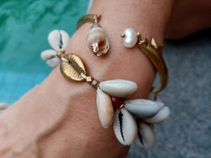 les bracelets cauris cornaline cordon et jonc doré coquillages et perle
