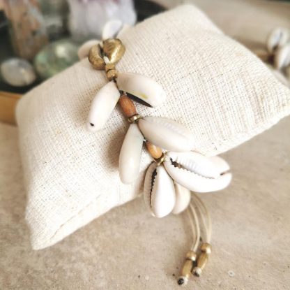 Bracelet Maliia cauris & bois, cordon blanc – Image 3