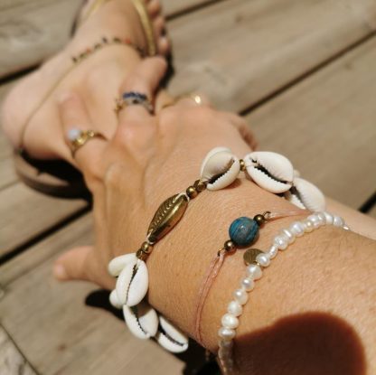 bracelet cauris, perles, chevillère, bagues accumulation