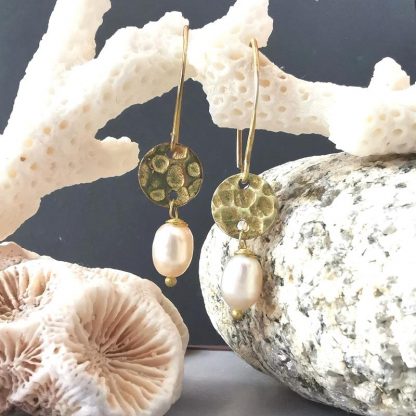 boucles d'oreilles dormeuses perles eau douce blanches