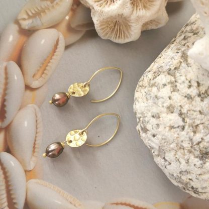 boucles d'oreilles dormeuses perles eau douce noires details