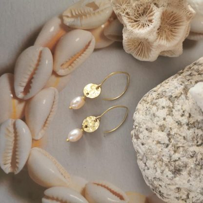 boucles d'oreilles dormeuses perles eau douce blanches details