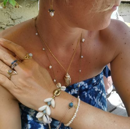 collier bracelets bagues perles coquillages accumulation