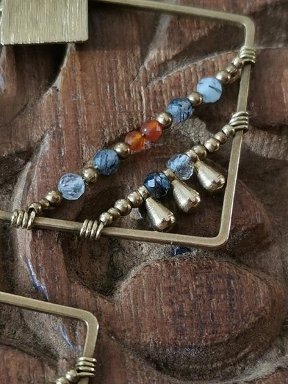 Boucles d'oreilles géométriques,ethnique.Quartz à rutiles tourmaline & cornaline détails