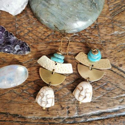 Boucles d'oreilles Cléopâtre martelées howlite bleue & tête de bouddha en howlite blanche.